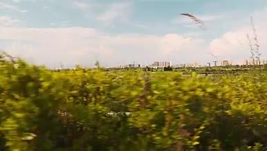 城市对岸伊犁河风景视频的预览图